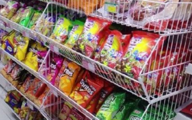 嚴厲打擊向未成年人銷售低俗包裝食品行為，保障青少年健康成長